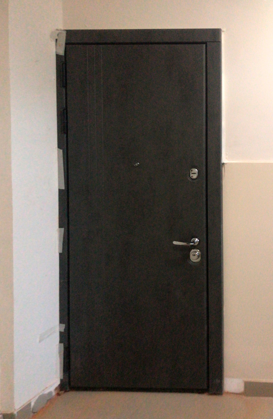 Входная дверь в квартиру 324АР1 вид снаружи
