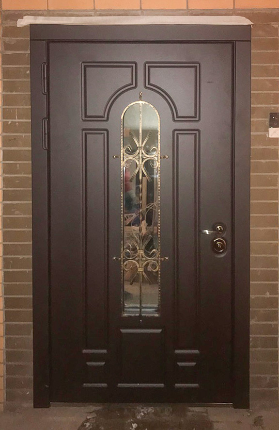 Входная дверь в частный дом 295АР1 вид снаружи